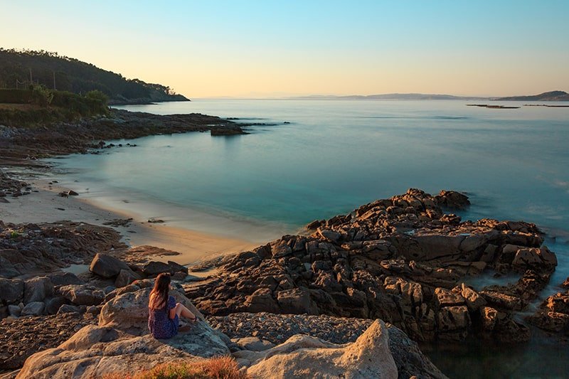 plage et rochers en bord de mer