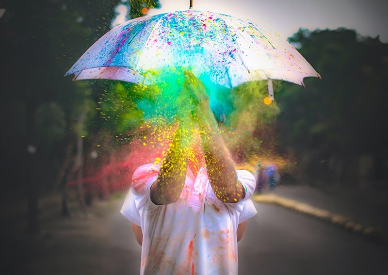 personne qui se protège sous son parapluie