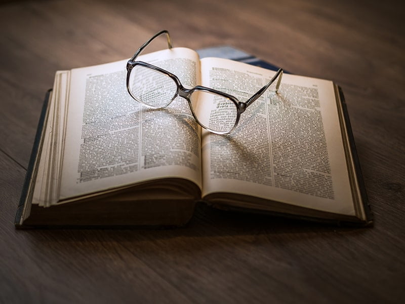 lunettes sur un livre