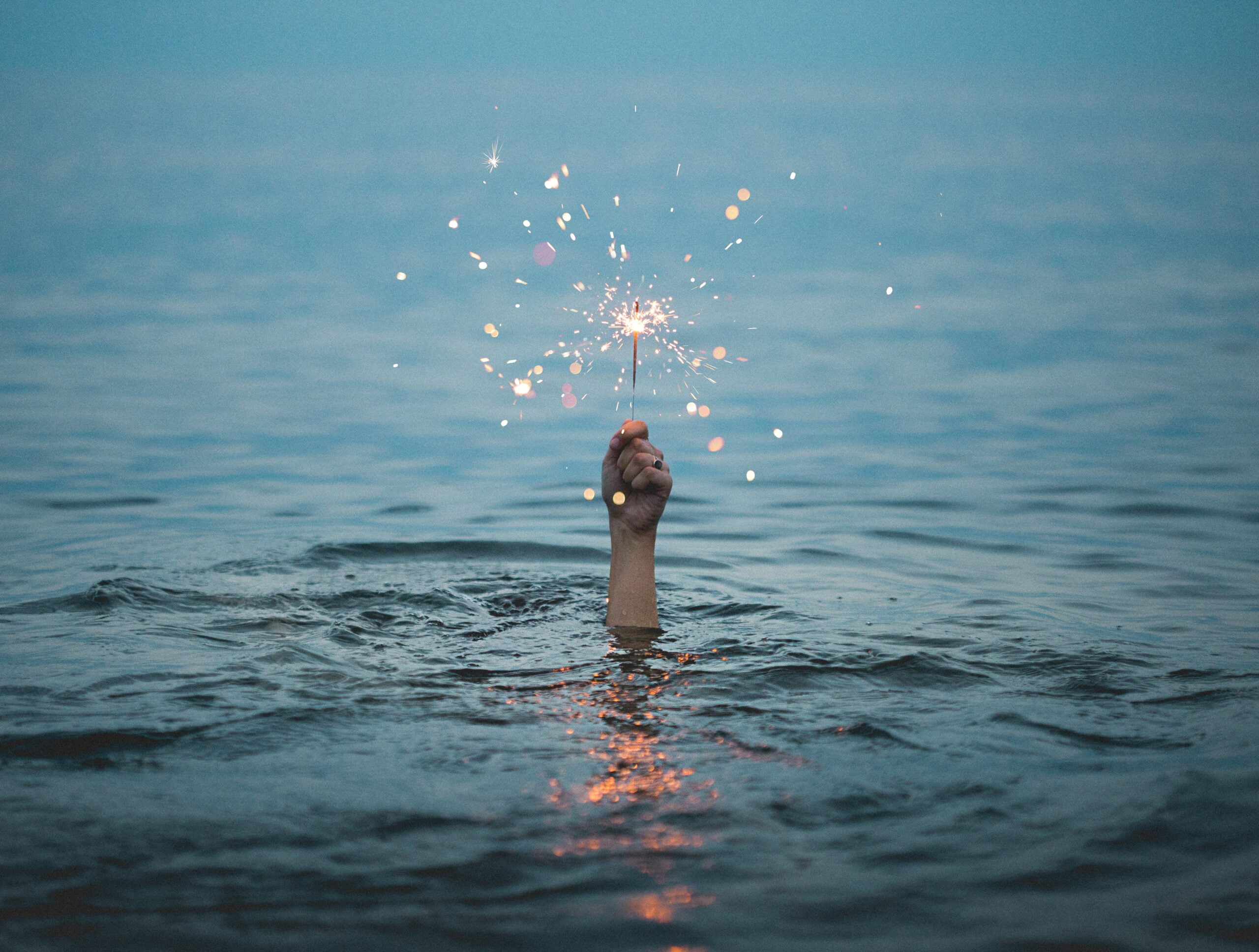 main qui sort de l'eau avec une bougie magique