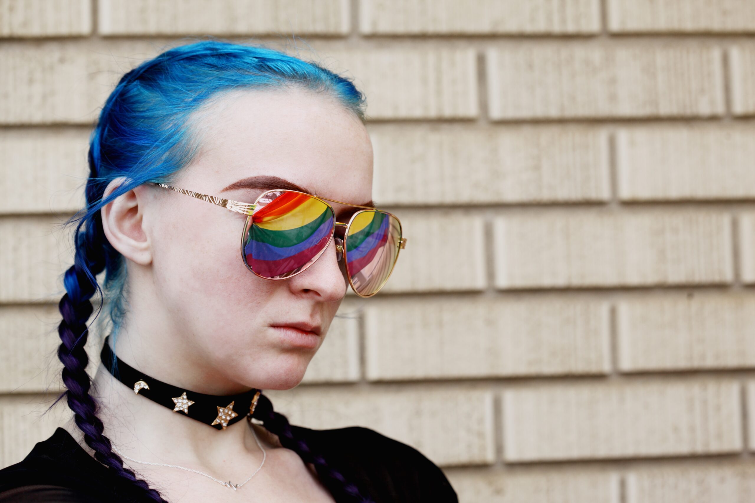 fille originale avec lunettes colorées et cheveux bleus