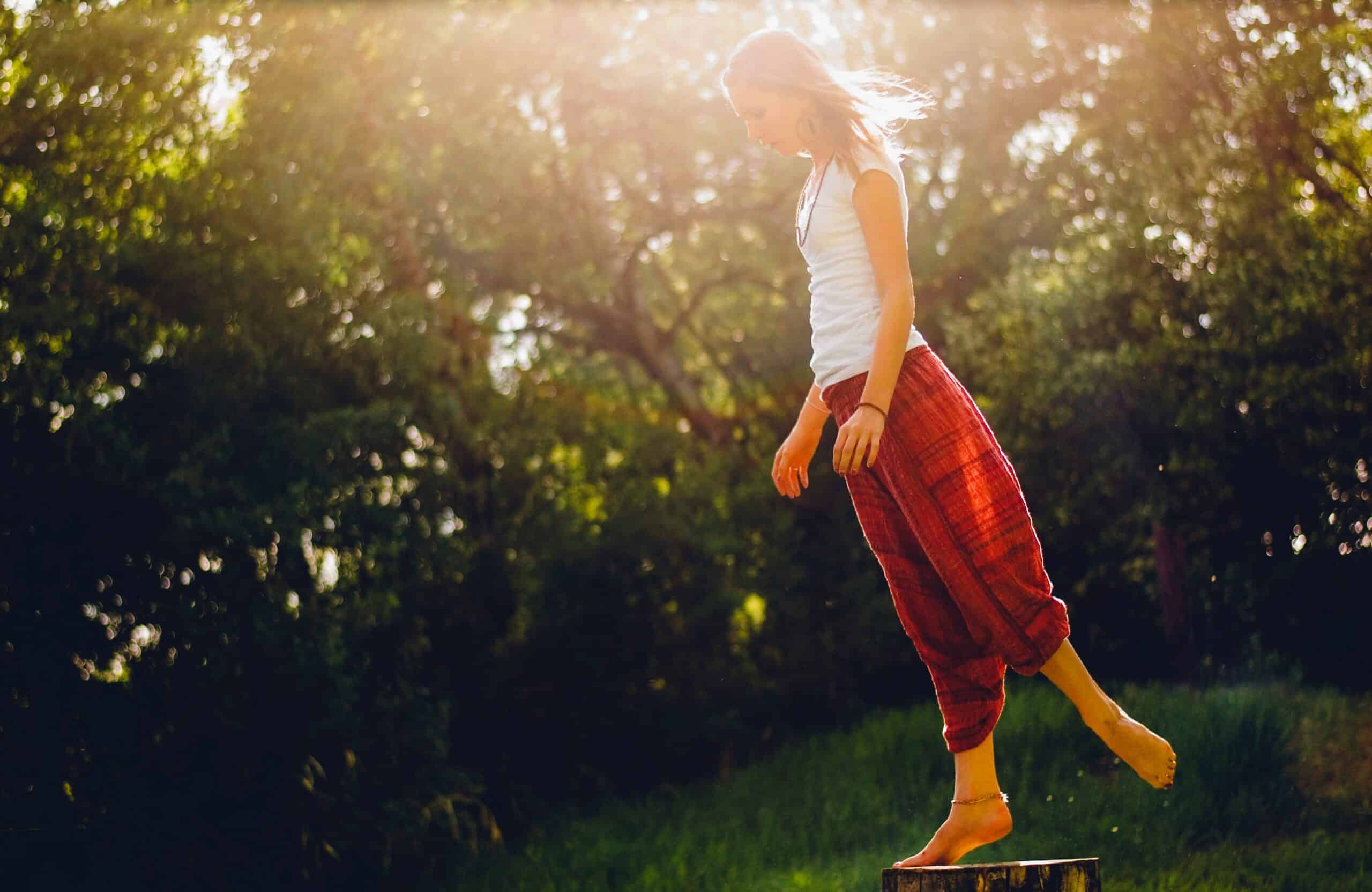 femme qui marche en équilibre