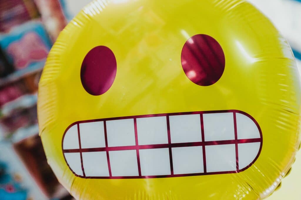 smiley avec émotion douloureuse