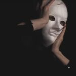 personne avec un masque de théâtre