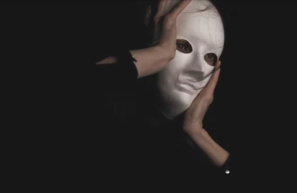 personne avec un masque de théâtre